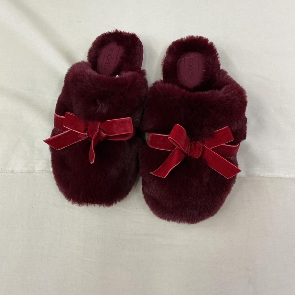 Super cozy Auden faux fur‎ slippers in a gorgeous burgundy/wine colo